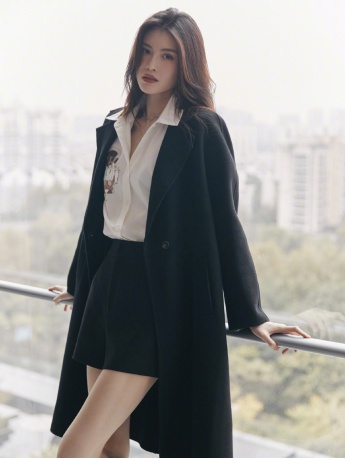 He Sui's fashionable and sexy photos in winter outfits