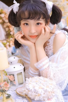 蕾丝洋装美女甜美性感写真图片