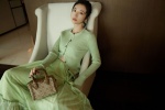 Zhou Yutong's fresh and sexy photo in light green skirt