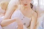 白嫩美女性感吊帶裙誘惑養眼寫真