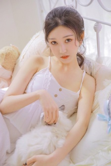 白嫩美女性感吊带裙诱惑养眼写真