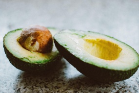 Delicious avocado cut in half picture desktop wallpaper