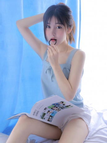 清新性感美女撩人床上寫真
