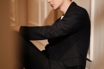 Wang Yibo handsome photo in black suit