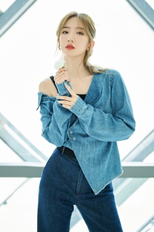 Meng Meiqi's refreshing and sexy photos in denim suit
