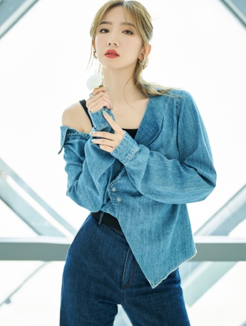 Meng Meiqi's refreshing and sexy photos in denim suit