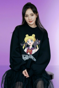 杨幂黑色纱裙性感俏皮写真