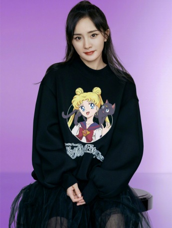 Yang Mi sexy and playful photo in black gauze skirt