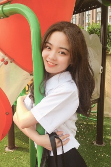 游乐园美女超短裙性感制服美女