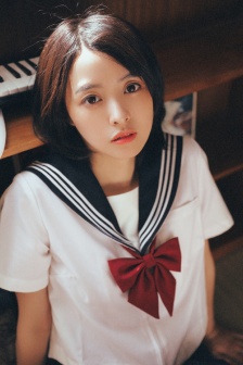 穿着黑丝袜的制服美女写真照片