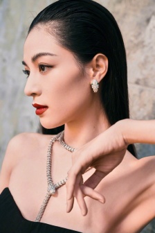 Zhong Chuxi sexy photo pictures in black high slit skirt