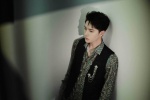 Wang Yibo handsome photo in dark green cashew flower shirt