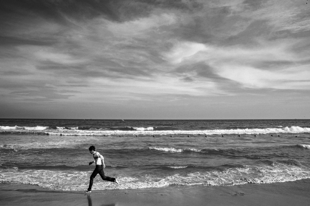 邓伦海边氛围感黑白质感写真