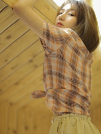 美女學姊嫵媚長腿性感閣樓寫真