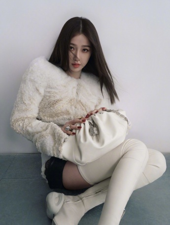 虞书欣优雅性感杂志写真图片