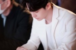 Wang Yibo's refreshing and handsome photo in white suit