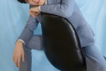 王俊凯雾蓝色西服帅气图片写真