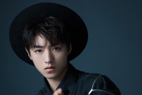 Wang Junkai handsome black hat picture desktop wallpaper