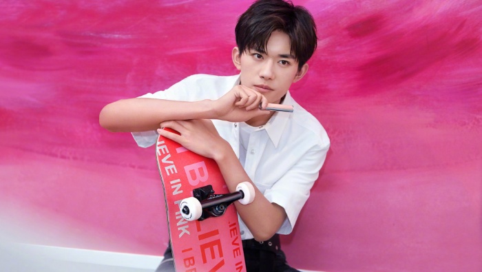 Yi Yang Qianxi handsome photo desktop wallpaper in white shirt