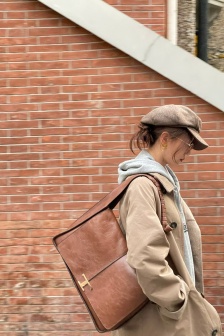 Liu Shishi walking on the street in lazy autumn street photos