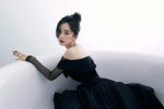 Yang Mi's seductive sexy photo in black gauze starlight skirt