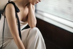 Zhang Jiani's elegant photo of suspender white dress