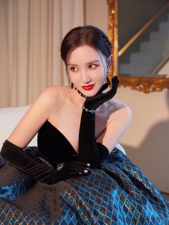 Zhang Meng's Sexy Photos at the 2021 Chinese Drama Ceremony