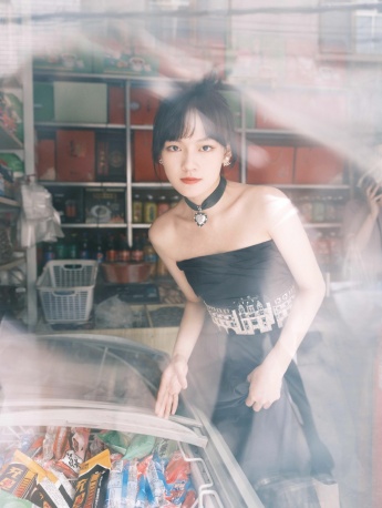 Wen Qi's sexy photo album in breast-wrapped skirt