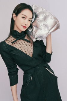 Song Qian's charming and sexy photos in ripped skirt