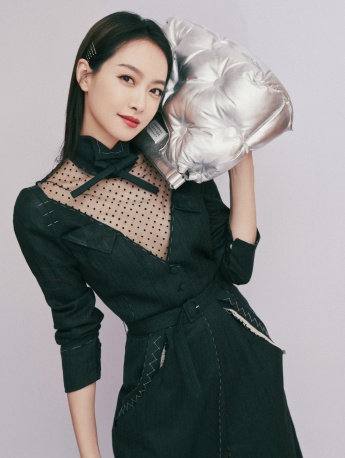 Song Qian's charming and sexy photos in ripped skirt