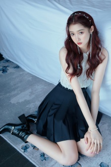 Photo of Guan Xiaotong's sexy legs in lace top