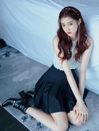 關曉彤蕾絲上衣性感美腿寫真