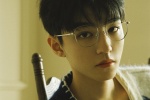 Wang Junkai's handsome and artistic photo with framed mirror