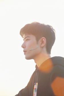 肖战黑色卫衣清爽帅气图片