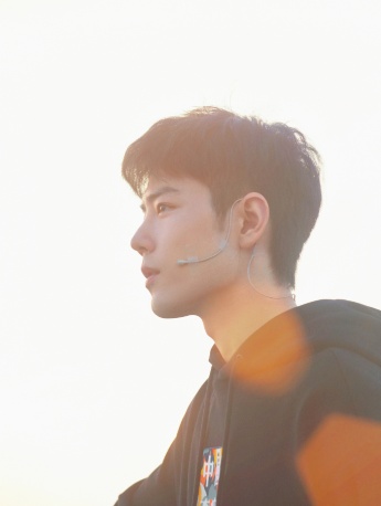 肖戰黑色衛衣清爽帥氣圖片