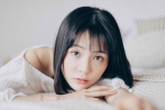 露肩短发美女治愈系私房写真照