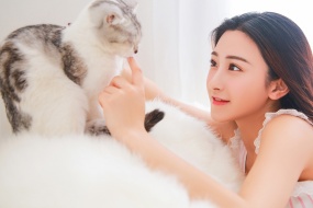 擼貓女孩甜美性感寫真桌麵壁紙