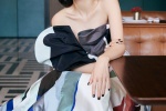 Yang Mi's curly hair and red lips retro sexy photo