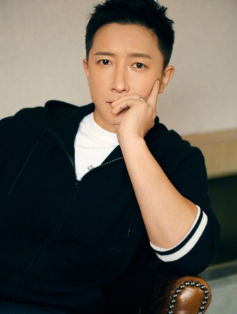 Han Geng handsome photo pictures in black jacket