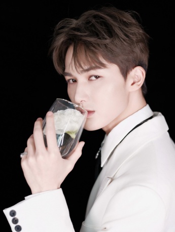 Zhu Zhengting handsome photo in white suit