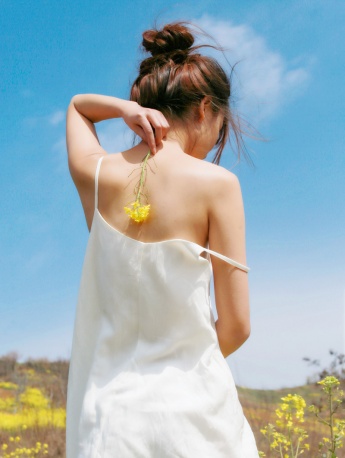 裸背美女曼妙身材大膽真空誘惑寫真