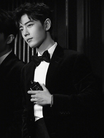 肖戰黑白光影寫真圖片