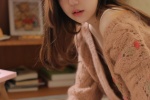 居家美女吊帶白絲美腿寫真圖片