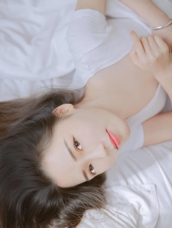 早安少女私房性感诱惑美女图片写真