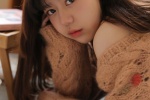 居家美女吊帶白絲美腿寫真圖片