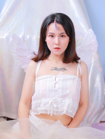 性感纹身美女吊带小蛮腰妩媚写真