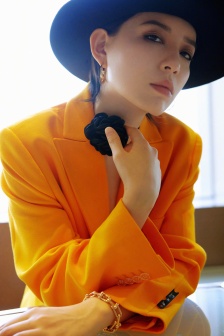 李斯丹妮深V真空西装性感写真