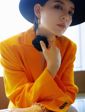 Li Sidani sexy photo in deep V vacuum suit