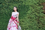 Sexy photo pictures of Zhong Chuxi in flowery tube top dress