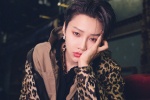 Liu Yuxin's cool and sexy photo with leopard print and big back hair